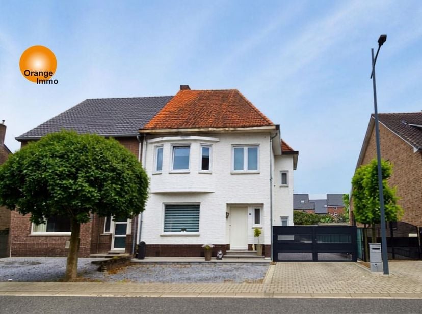 Rustig gelegen woning met 2 slaapkamers en een grote tuin.<br />
<br />
Deze ruime en lichtrijke woning is rustig gelegen, op korte afstand van het ce