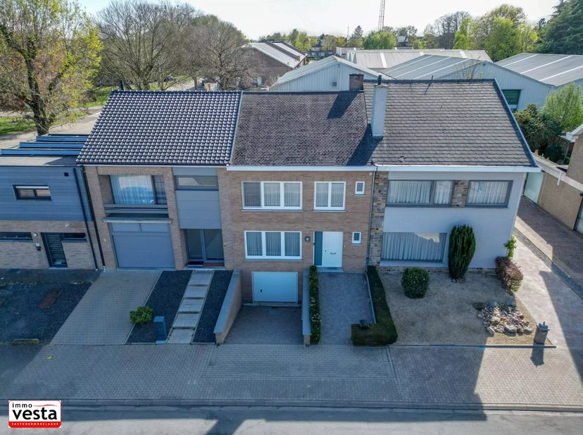 Située dans un quartier résidentiel calme de Landen, cette maison chaleureuse offre tout le confort moderne pour accueillir une grande famille. Avec s
