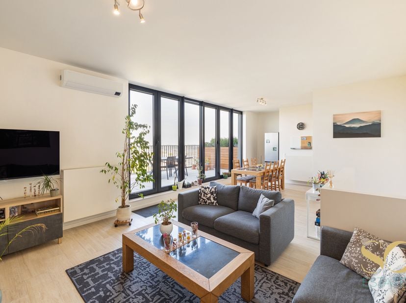 In een kwalitatief appartementsgebouw uit 2016, ideaal gelegen nabij alle voorzieningen en grote verbindingsassen, bieden wij u op de 11e en 12e verdi