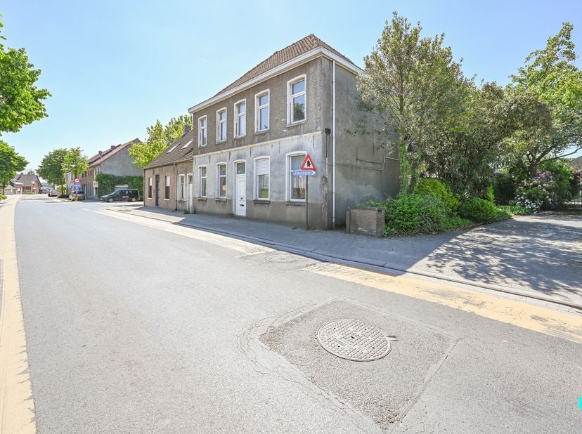 Deze authentieke burgerwoning uit de 19de eeuw, rustig gelegen in Deerlijk, biedt een unieke combinatie van karakter, ruimte en potentieel. Met een be