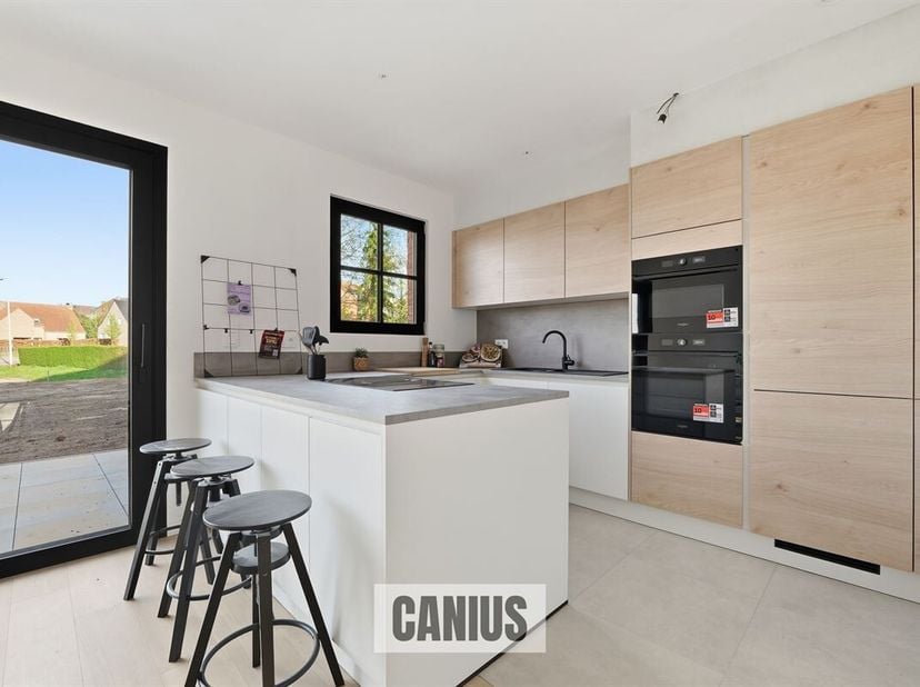 ENERGIEZUINIGE NIEUWBOUWWONING MET 4 SLPKS<br />
Ben je op zoek naar een idyllisch thuis in een charmante omgeving? Dan verwelkomen we je graag in ons