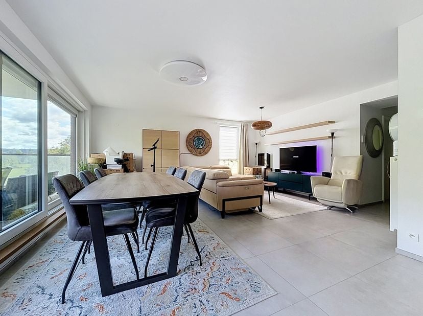 REZ DE CHAUSSÉE de ±92m² :<br />
- Hall d'entrée de ±5m² sur carrelage avec espace vestiaire,<br />
- WC indépendant de ±2,5m² sur carrelage,<br />
-