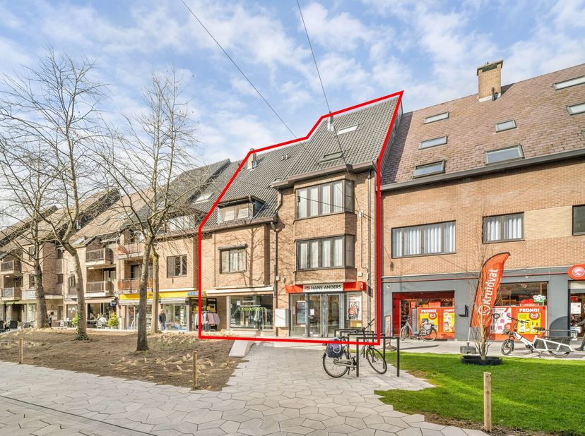 In het centrum van Houthalen, op een bijzonder gunstige en commerciële locatie aan de Vredelaan, bieden wij dit veelzijdige opbrengsteigendom uit de j
