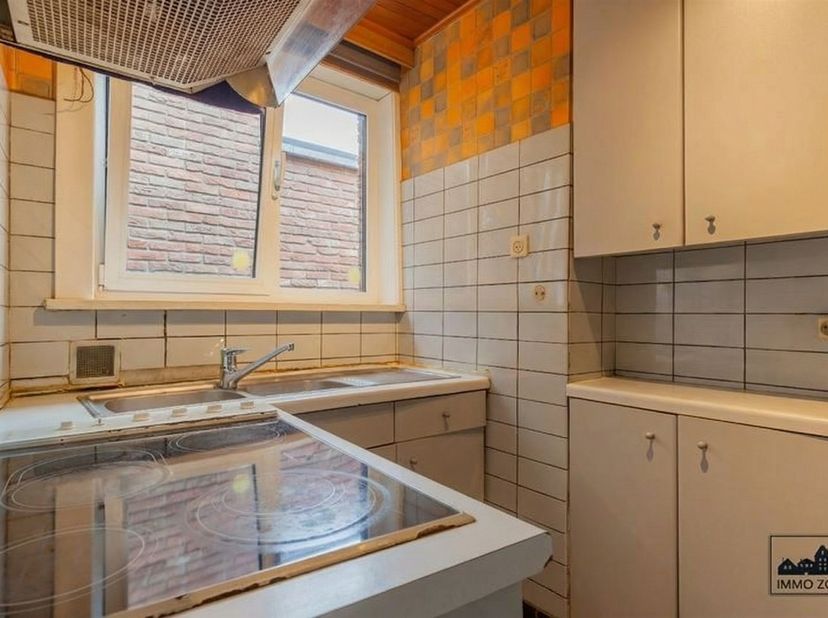 Deze woning is zeer gunstig gelegen nabij alle voorzieningen zoals winkels, scholen en openbaar vervoer. Daarnaast geniet deze woning ook van een goed