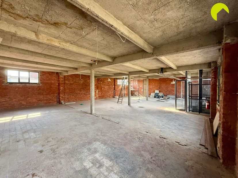 Un espace multifonctionnel unique à Berchem !<br />
<br />
Situé à l'arrière du bâtiment au 220 Boomgaardstraat à Berchem, au deuxième étage, cet es