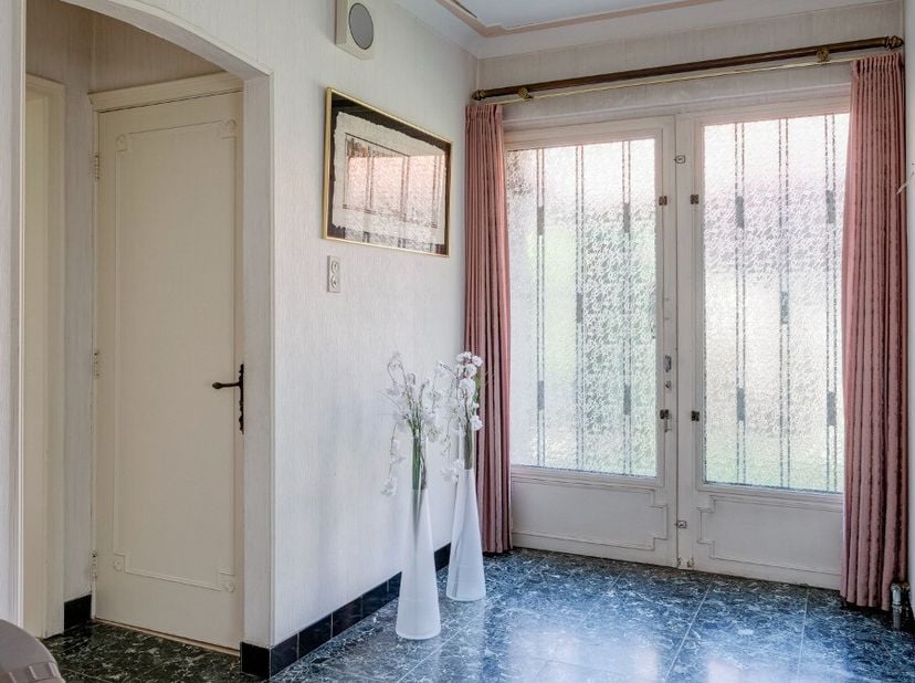 Deze goed onderhouden woning biedt heel wat potentieel voor wie op zoek is naar een gezinswoning die je volledig naar eigen smaak kan opfrissen. Dankz