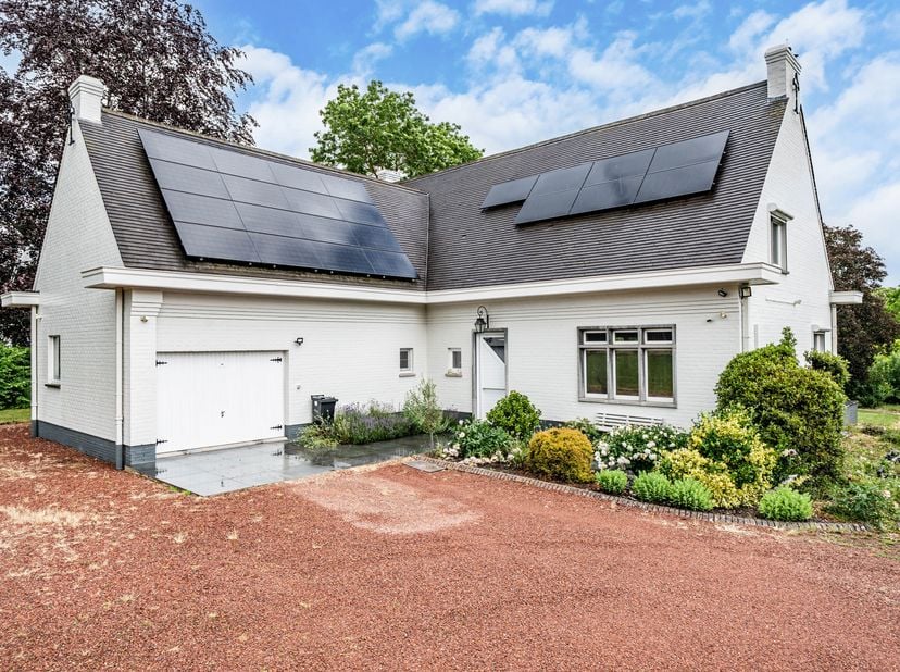 Élégante villa 4 façades située dans un quartier calme et prisé, sur une superbe parcelle d'environ 25 ares. Derrière son caractère authentique se cac