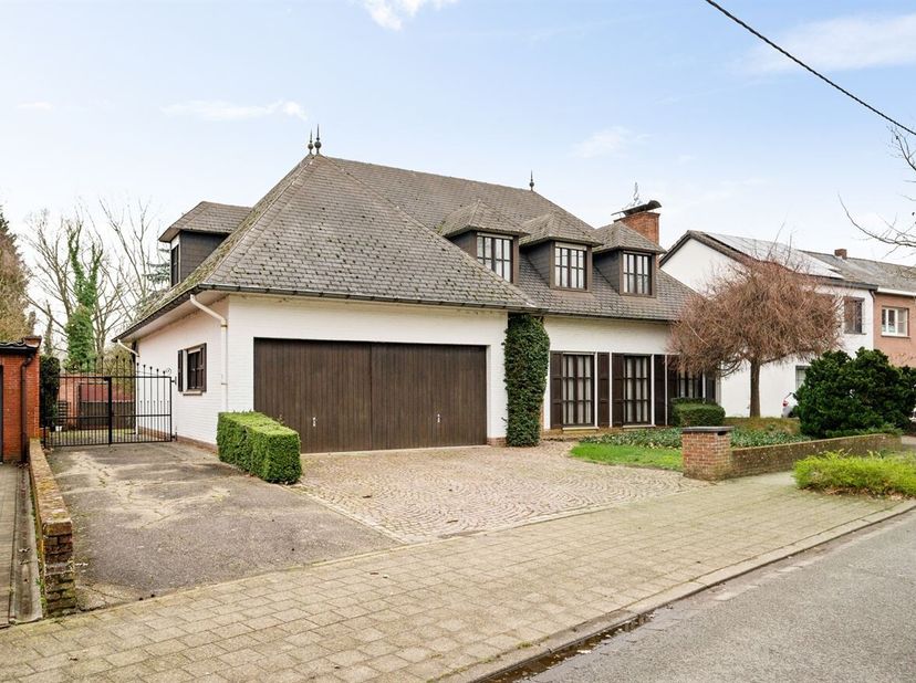 Maison à rénover avec entrepôt (220m²) sur env. 11a70ca<br />
Vous entrez dans la propriété par un hall d'entrée spacieux avec vestiaire, qui donne ac