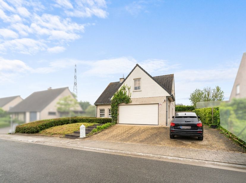 À vendre: spacieuse maison ouverte au centre de Zwevegem, Flandre-Occidentale. Construite en 2000, cette habitation offre une disposition pratique et