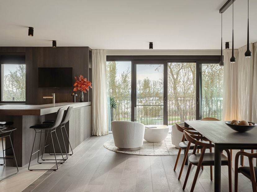 Dit uitzonderlijk ruime en lichtrijke hoekappartement van 215 m2, met 50 m2 zuid- en west georiënteerde terrassen is gelegen aan de oevers van het pra