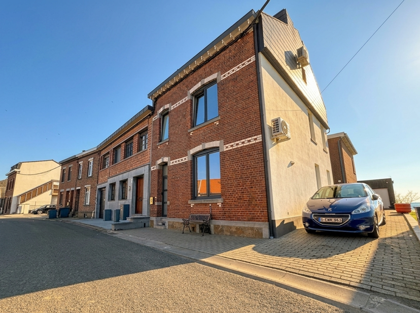 Rez de chaussée de ±55m²:<br />
- Hall d'entrée sur carrelage de ±15m²,<br />
- Cuisine sur carrelage de ±17m² avec four, taque, hotte, frigo, congéla