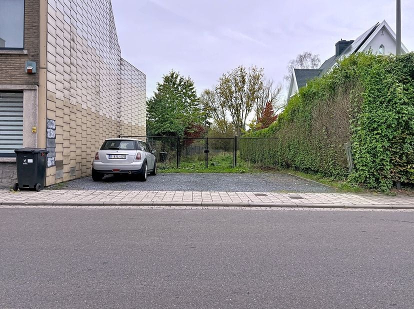 Rêvez-vous d'une nouvelle maison dans un environnement calme, mais avec toutes les commodités à portée de main? Alors, ce terrain à bâtir pour une con
