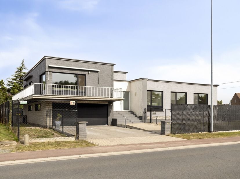 Te koop: instapklare open bebouwing in Boortmeerbeek, op een rustige locatie vlakbij het centrum en de invalswegen.Deze woning biedt een comfortabele