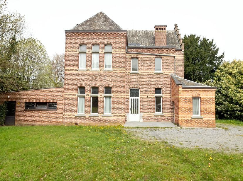 KARAKTERVOLLE PASTORIE <br />
<br />
Karaktervolle pastorie te Tielt-Winge (Meensel-Kiezegem), Kerkstraat 12, groot 9a 63ca, omvattende:<br />
	* keld