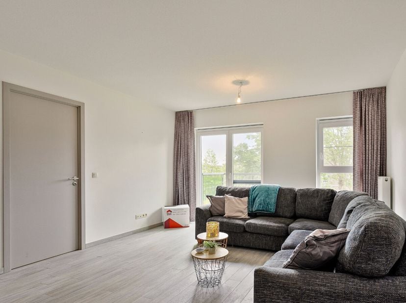 Mooi 1-slaapkamerappartement met terras te huur in Geel:Indeling: Inkomhal, apart toilet, wasplaats/berging, woonkamer met open keuken, terras, slaapk