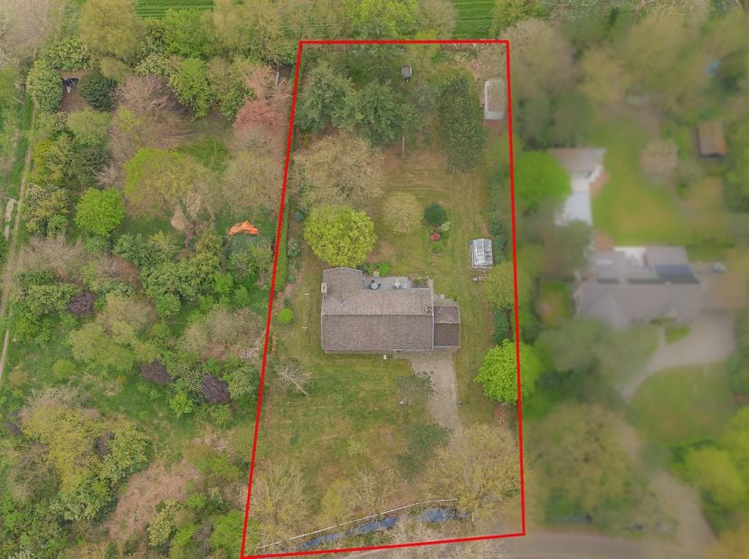 Deze te renoveren bungalow is gelegen in een landelijke straat, omgeven door bossen, velden en open natuur, waar rust en privacy centraal staan. De wo