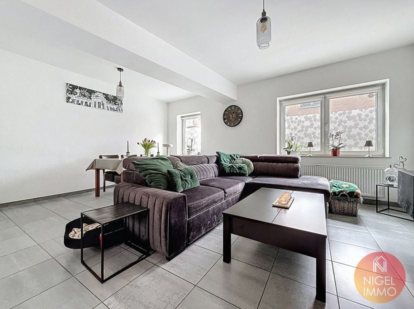 ✨ Duplex rénové avec garage et terrasse <br />
Idéalement situé à proximité immédiate des commodités (commerces, écoles, transports) ainsi que des pri