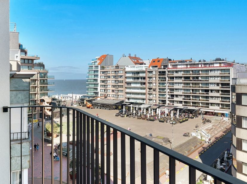 Zalig open zicht op het Van Bunnenplein, met tegelijk een redelijk zeezicht, midden in het levendige hart van Knokke. Dit luxueus en instapklaar nieuw