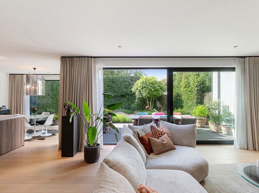 Recente koppelwoning aan de Graaf Jansdijk in Oud Knokke, ideaal gelegen tussen het centrum en de oude molen. De woning verwelkomt u via een inkomhal