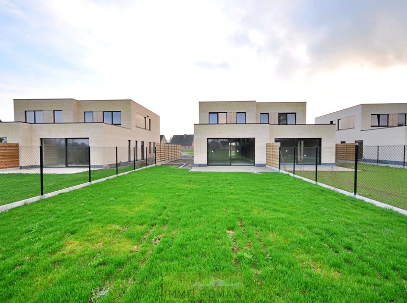 Deze nieuwbouwwoning&amp;nbsp;is gelegen in de&amp;nbsp;nabijheid van het centrum van Avelgem, met tal van lokale handelszaken, scholen en openbaar vervoer. O