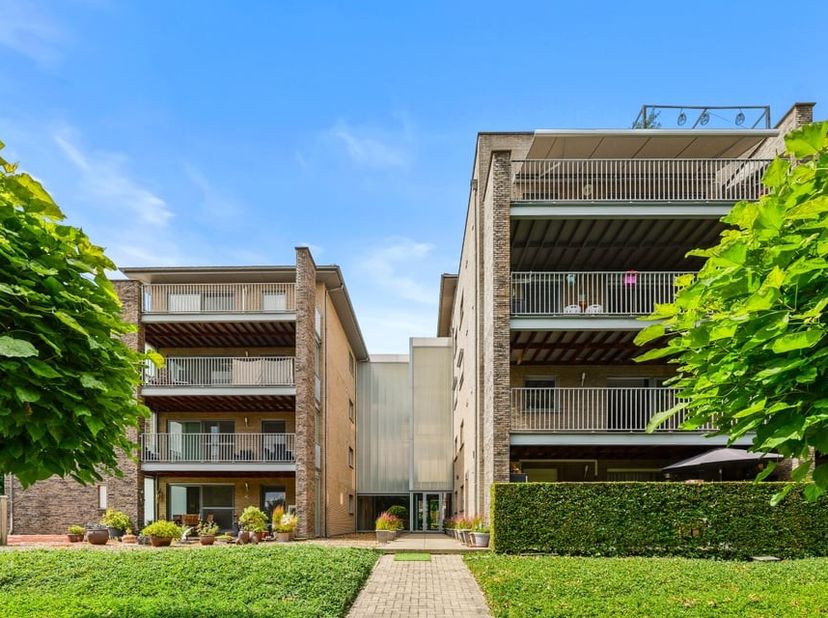 Op een uitstekende locatie aan de Halmaalweg in Sint-Truiden bevindt zich residentie Stayerhof, een zeer verzorgde residentie met een aangename en rus