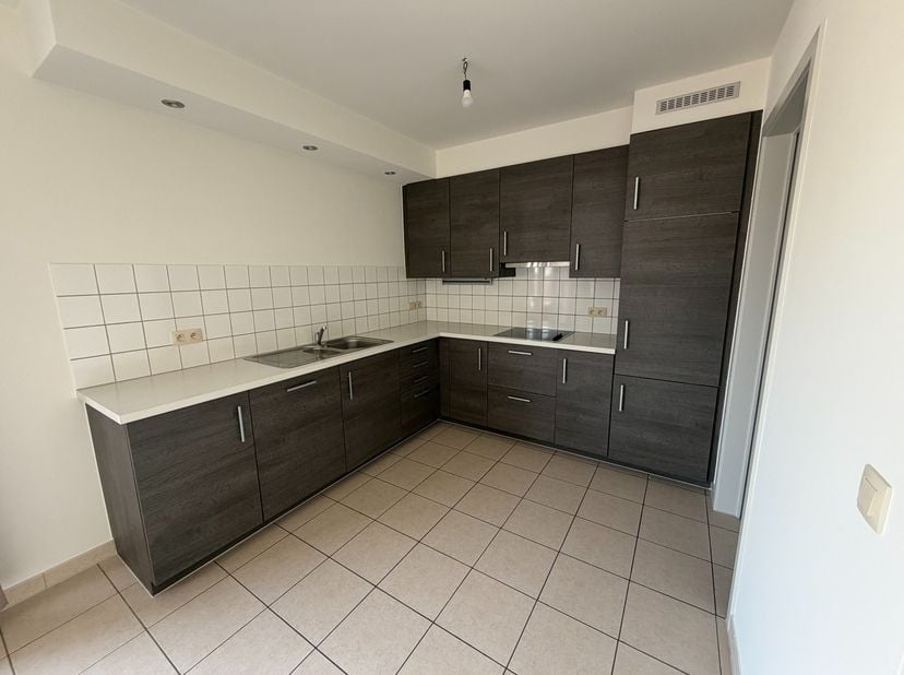 Op een uitstekende locatie, aan&amp;nbsp;de Gulden Boomkensweg 9/2 in Zonhoven, bevindt zich dit instapklare appartement van ca. 80 m². Dankzij de ruime i