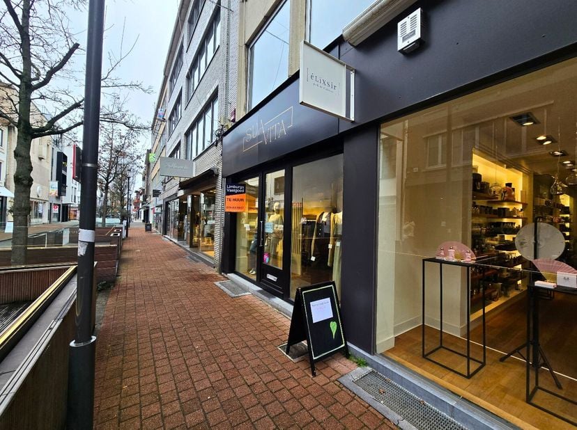 Handelspand op enkele passen van de hoofdwinkelstraat en de Grote Markt. Nuttige gelijkvloerse winkelruimte van ca. 72 m² + kelder ca. 40m² met een fa