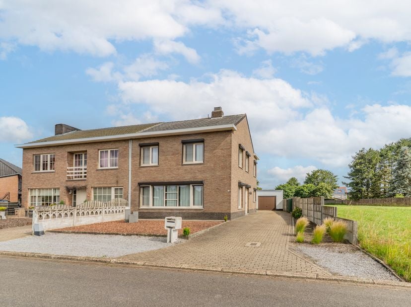Deze woning is gelegen in Witgoor-Dessel op 2 km van het centrum van Dessel en op 7 km van de E34 autosnelweg Antwerpen-Eindhoven.<br />
Het is een he