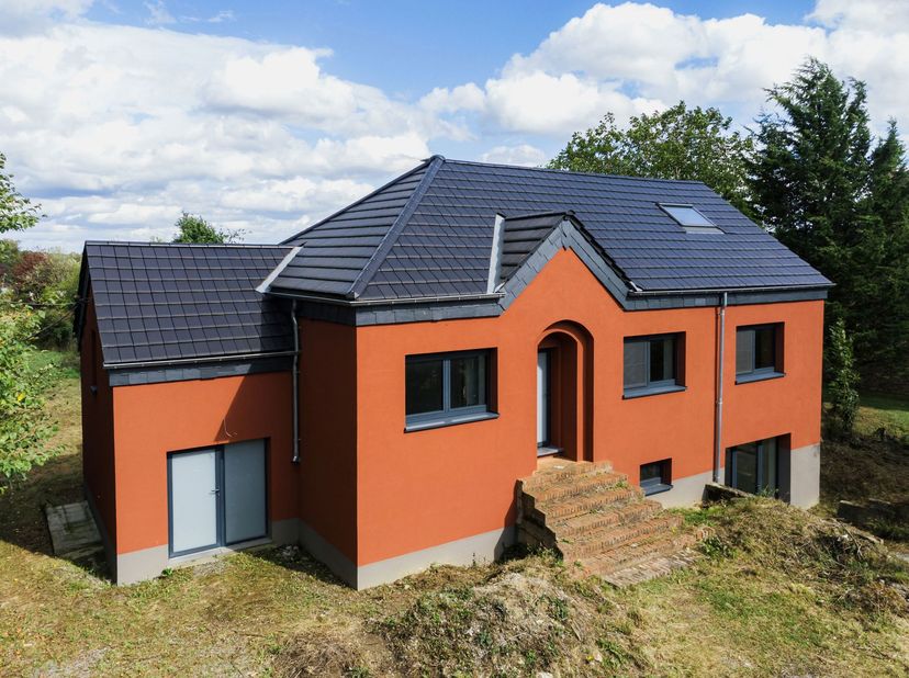 BEAURAING, mooi, grotendeels gerenoveerd HUIS (2 slaapkamers + 1 doucheruimte), gebouwd op een perceel van 28,5 are. Dit vrijstaand huis bestaat op de