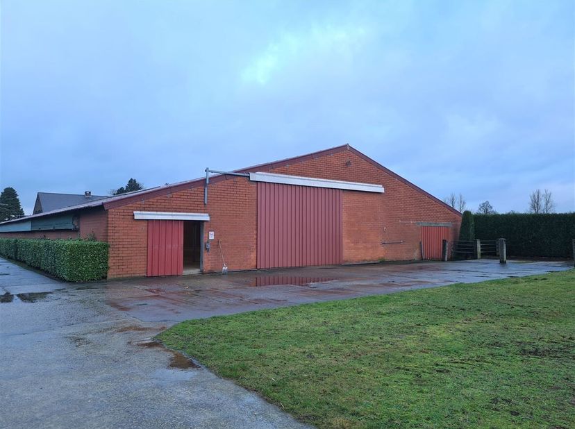 Hangar/espace de stockage bien entretenu de 768 m²<br />
Cet entrepôt/espace de stockage est situé dans une ferme et est donc facilement accessible pa