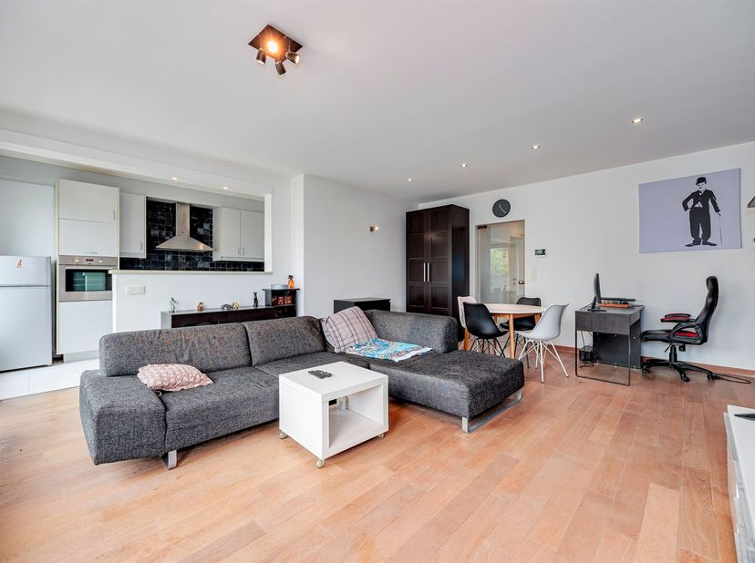 Verzorgd 2-slaapkamerappartement met open keuken, terras aan de Ringlaan 136 in Merksem! <br />
<br />
Dit appartement met twee slaapkamers bevindt