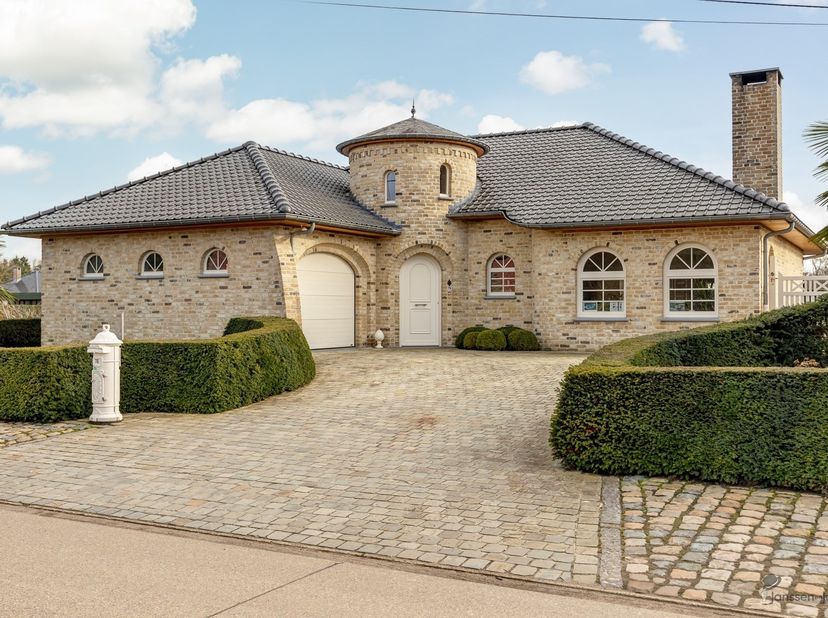 Maison de style espagnol avec dépendance unique à Begijnendijk<br />
Dans un quartier calme et verdoyant de Begijnendijk se trouve cette charmante ma