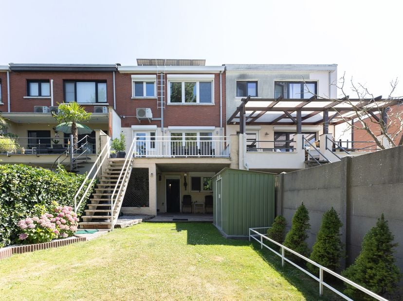 In de gegeerde Gravenlaan bevindt zich deze uitstekend onderhouden bel-etagewoning, waar kwalitatief wooncomfort, een doordachte indeling en gunstige