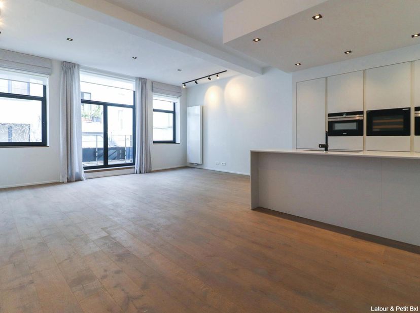 IXELLES, au cœur du quartier du Châtelain et des toutes ses facilités, magnifique APPARTEMENT (2ch/2sdd) de ±100 m² avec balcon. Situé au 1er étage, i