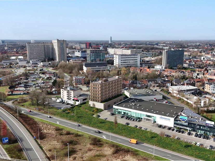 Stijlvolle nieuwbouwontwikkeling te koop, bestaande uit een opslagruimte gecombineerd met kantoorruimte met een totale oppervlakte van 303 m². Deze un