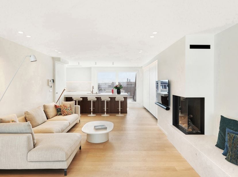 Subliem zonnig duplexappartement met ruime terrassen en zijdelings zeezicht, op enkele stappen van de Zeedijk in Knokke.<br />
Via de inkomhal met gas