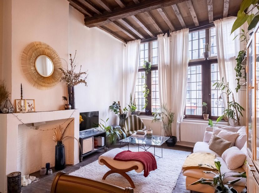 Uniek charme duplex appartement in het hartje van de stad, nabij de kathedraal. <br />
<br />
Beschikbaar vanaf 1 oktober. <br />
<br />
Indeling:<br