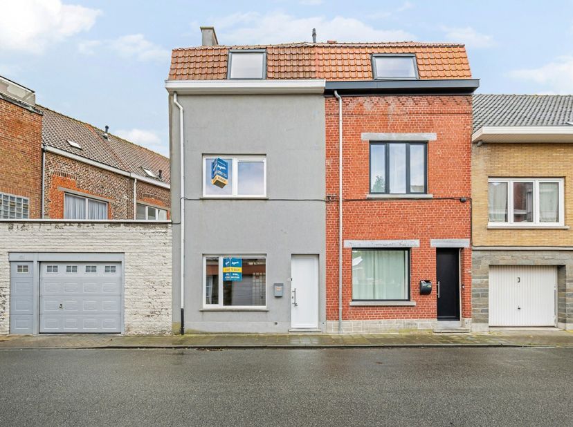 - Rustige ligging in het centrum van Menen: Poedermagazijnstraat 32<br />
- Vlakbij het groene Vander Merschplein, met speelplein<br />
- Aparte inkom