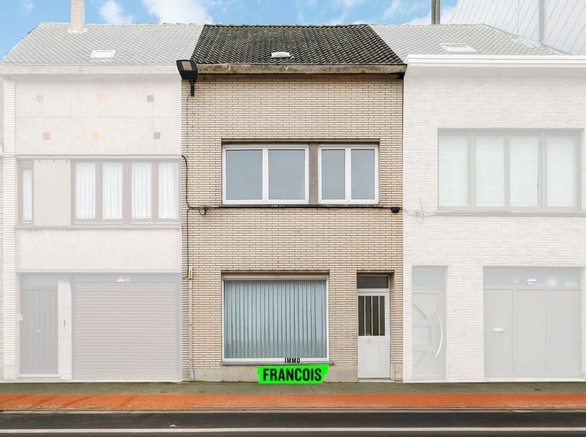 Le logement dispose dun séjour spacieux et lumineux, avec en prolongement une cuisine récemment rénovée. Depuis la cuisine, vous accédez à une agréabl