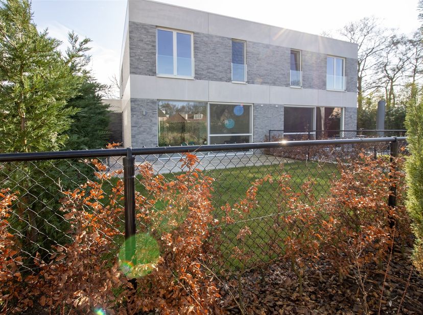 HOB de 2 à 3 chambres nouvellement construit avec des finitions luxueuses.<br />
<br />
Lisez les AVANTAGES ci-dessous !<br />
EPC= -13 donc A+ don