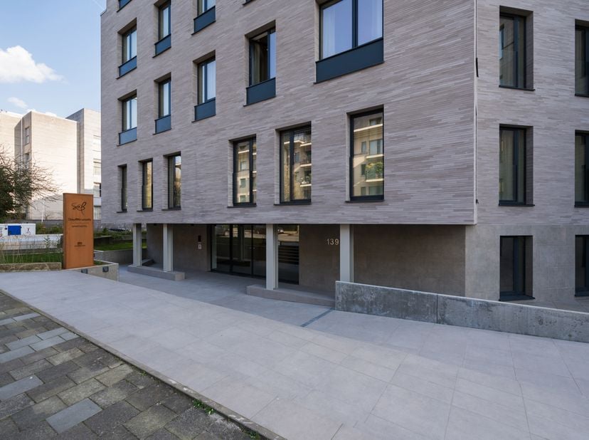 EVERE, idéalement situé aux portes de la capitale, très bel ESPACE de BUREAUX de 94 m² bruts vendu CASCO. Il se trouve au rez-de-chaussée d'un immeubl