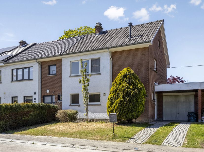 Cette maison 3 façades rénovée est idéalement située dans un quartier résidentiel calme de Dilbeek. Une adresse où vous vous sentirez immédiatement ch