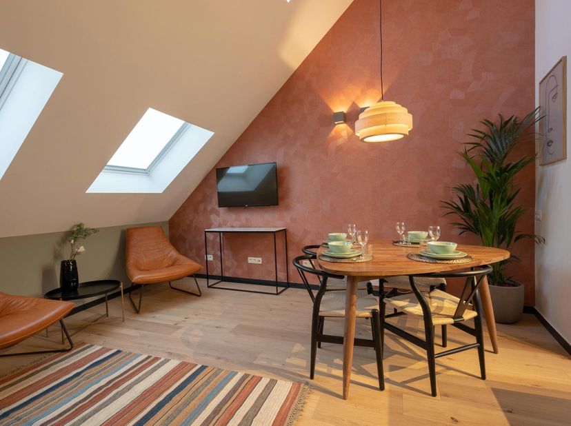 Dit gemeubileerde duplex appartement is gelegen op de derde verdieping van dit in 2018 gerenoveerde gebouw en wordt verhuurd voor een korte termijn va