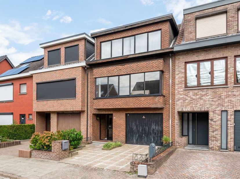 Bel-etagewoning met 3 slaapkamers, garage en tuin<br />
Deze gezinswoning met 3 slaapkamers biedt tal van mogelijkheden voor wie op zoek is naar een w