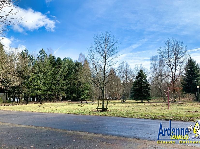 Bouwterrein met bomen, deel uitmakend van het standingvolle Residentieel Park les Onays, volledig uitgerust<br />
Info+: Kosten te voorzien : 250€ voo