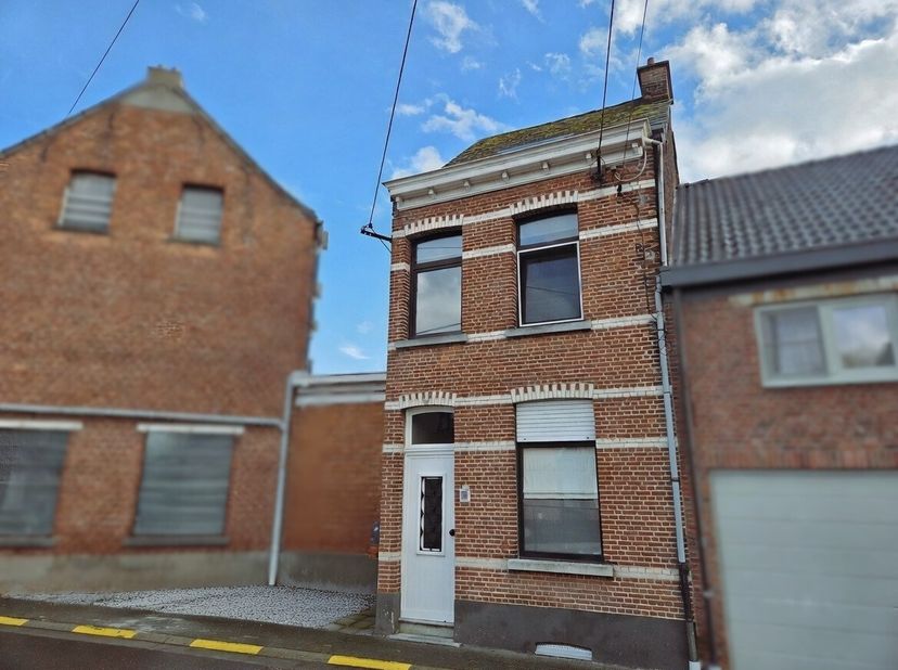 Cette maison jumelée de 79 m² est située dans la banlieue de Malines et offre un cadre de vie paisible et chaleureux. Construite au début du XXe siècl
