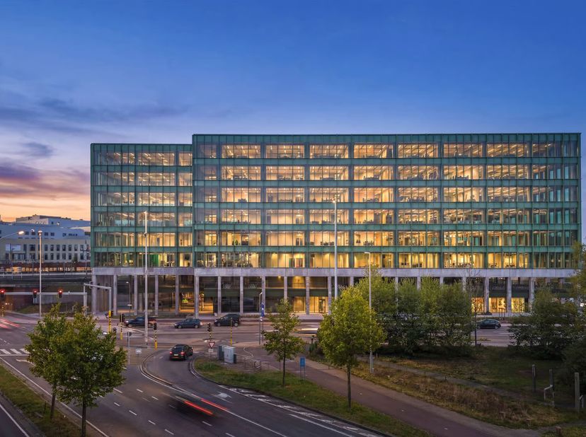 Situé en bordure de la Gare Antwerpen-Berchem, INFÍNITI est un immeuble de bureaux contemporain conçu pour offrir accessibilité, performance énergétiq