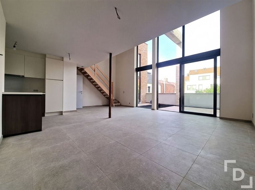 Midden in het centrum van Ieper vinden we deze prachtige duplex loft.<br />
De loft is gelegen in de Merghelynckstraat en strekt zich uit over de 2e