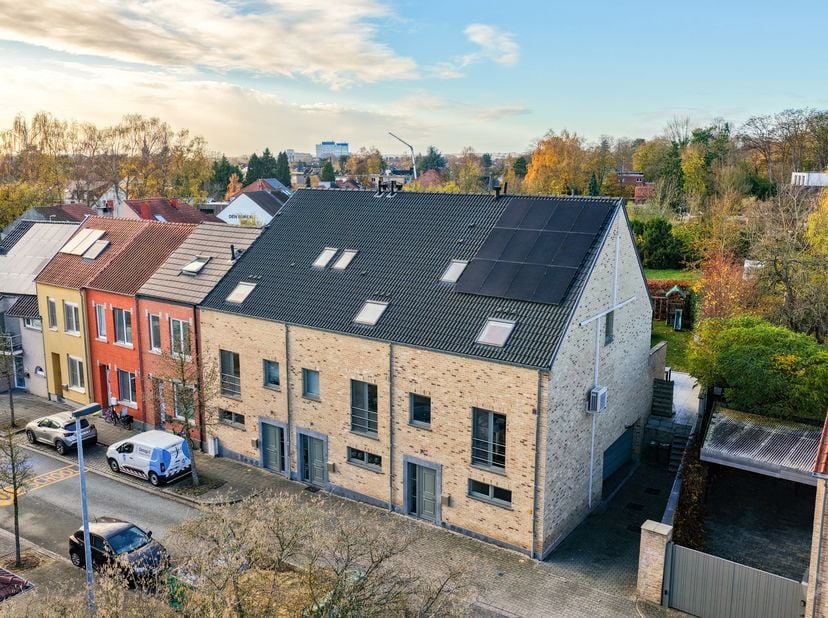 Cette charmante maison située dans la Molstraat offre une opportunité unique pour ceux qui recherchent un confort moderne à deux pas du centre de Louv