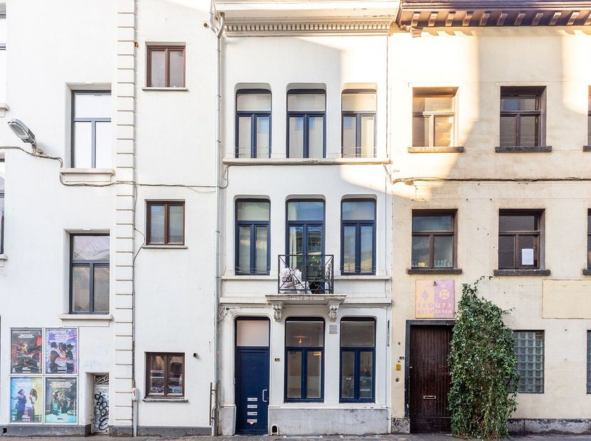 Droom je van wonen en/of investeren in het hartje van de Stad? Dan is dit een toffe kans. Dit gelijkvloerse appartement is gelegen in de hippe Univers